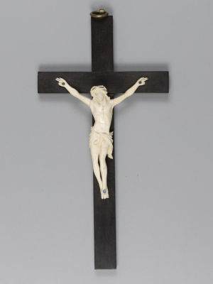 Распятие. Кость, дерево, резьба. Нач. ХХ в. Кость, дерево, резьба. Размер 24,5 (с подвесом)х11 