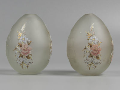 Два пасхальных яйца. Стекло. Кон. XIX – нач. ХХ в. Матовое стекло, роспись эмалями. Высота 9 