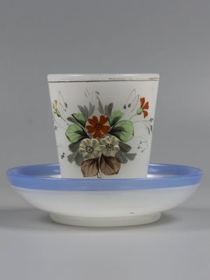 Стакан с блюдцем. Дятьковский хрустальный завод. Нач. ХХ в. Размеры: диаметр стакана 7,5 см. 