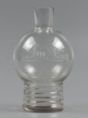 Ваза &laquo;Аврора&raquo;. Стекло, гравировка. ЛЗХС(?) СССР. 1960-е гг. Высота 16,5 см 
Загрязнения. 