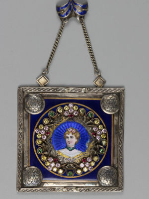 Плакетка на подвесе с изображением светской дамы. Серебро 84 пр. 1866. Общий вес 130 гр. Сборная 