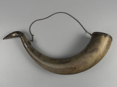 Рог для вина с серебряной отделкой. Надпись &laquo;Аллаверды…&raquo;. Кавказ. Нач. ХХ в. Рог, серебро 84 