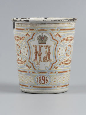 Коронационный стакан. &laquo;НА&raquo;. Металл, эмалевое покрытие. 1896. Размеры: высота 10,5 см, диаметр 