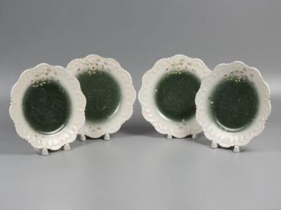 Тарелки &laquo;Ромашки&raquo; (4 шт.) Фарфор Фабрики Гарднер. 1870-1890-е гг. 4 фарфоровые тарелки. Диаметр 