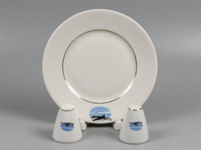 &laquo;Аэрофлот&raquo;. Тарелка и 2 солонки из ресторана аэропорта Пулково, Ленинград. Фарфор. ЛФЗ. 1970-е гг. 