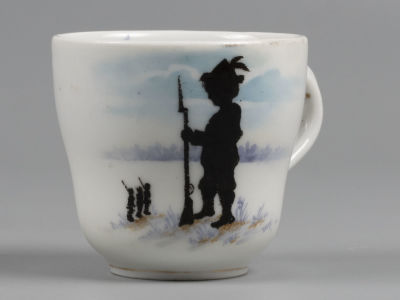 По эскизам Бём Е. Кофейная чашка. Надглазурная роспись. Фарфор М.С.Кузнецова. Нач. ХХ в. Серия 