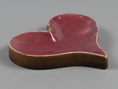 Пепельница &laquo;Черви&raquo;. Фаянс Кузнецова. Начало ХХ в. Пепельница &laquo;Черви&raquo; (Сердце). Клеймо в тесте. 