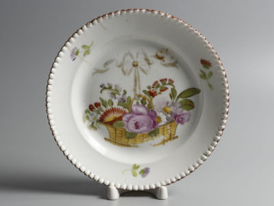 Тарелка с узором в виде корзины цветов. Фарфор XIX в. Ручная роспись. Фарфор. Диаметр 20,5 см. 
