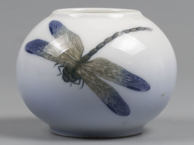 Вазочка &laquo;Стрекоза&raquo;. Фарфор Royal Copenhagen. Дания. 1889-1922-е гг. Подглазурная ручная 