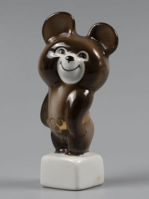 Статуэтка. Олимпийский мишка на постаменте. Фарфор. Вербилки. 1980-е гг. Размер 12,7х6х4,3 см. 