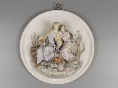 Панно. &laquo;Зима (девушки у огня)&raquo;. Фарфор, бисквит. Зап. Европа. ХХ в. Диаметр 28 см., высота 