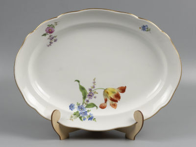Блюдо закусочное. Овальное. Фарфор Мейсен. 1960-е гг. Размер 35х27 см. 
Незначительные 