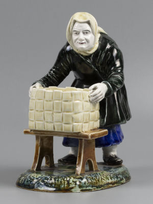 &laquo;Старушка&raquo;. Статуэтка. Фаянс М.С.Кузнецова. Вторая пол. XIX в. Подглазурная роспись. Фаянс 
