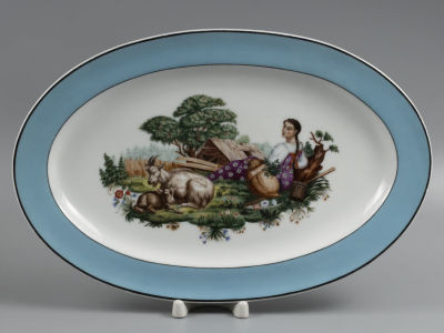 В. Щербаков. Крестьянка с козами. Блюдо в авторской росписи. Фарфор. ГФЗ (ЛФЗ). 1919 г. Крестьян 