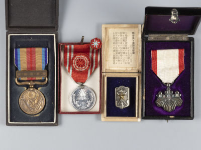 Япония. 4 медали. Медаль &laquo;Члена общества Японского красного креста&raquo; 1950-е гг. Знак &laquo;Член 