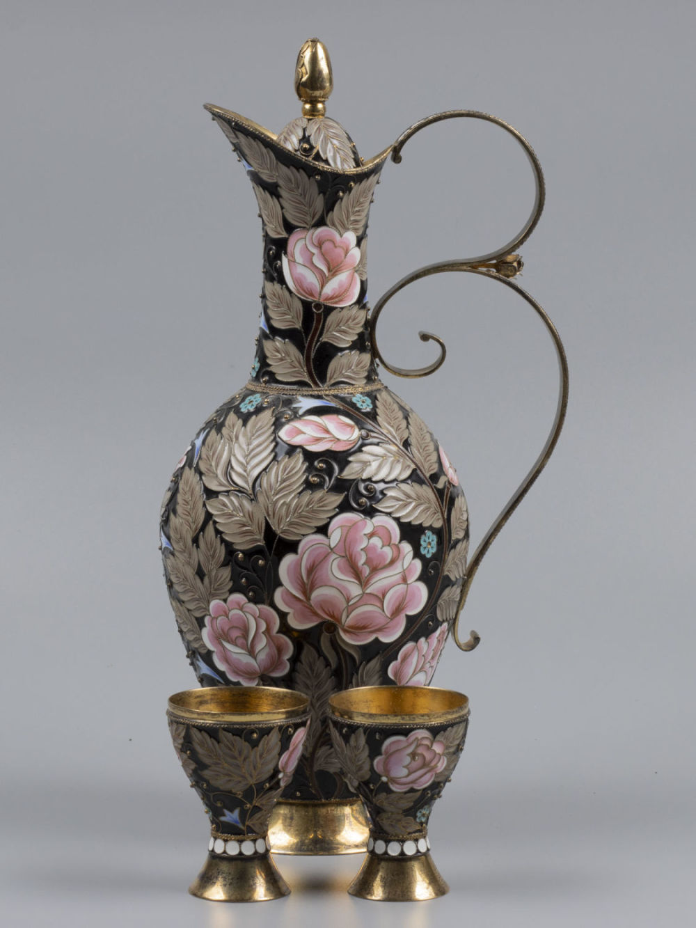 Графин винный &laquo;Роза&raquo; с 2 рюмками. Серебро, эмаль, золочение. 925 пр. Общий вес 965 гр. Бирки 