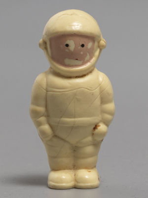 Знак. Космонавт. Пластмасса СССР 1960-е гг. Высота 40 мм. Потертости. В целом хорошее состояние.