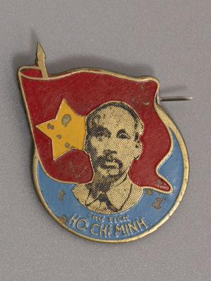 Знак. Хошимин (Ho Chi Minh) Латунь, эмаль. Вьетнам 1960-е гг. Размер 30х30 мм. Потертости 