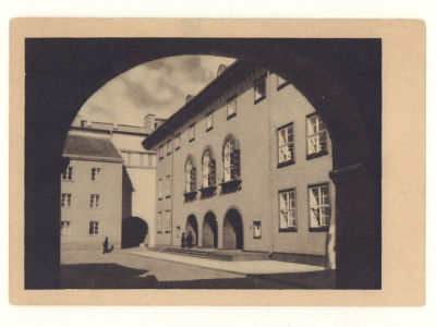 Эстония. Таллин Парламент. Довоенная открытка. 4668 №111. Размеры 9,4х13,6 см. Хорошее состояние.