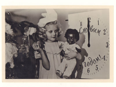С Новым Годом! Девочка с куклой-негритенком. Послевоенная фотооткрытка. 4728 "Ленфотохудожник" 