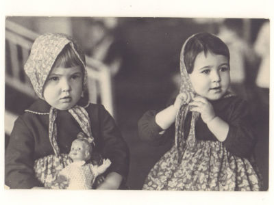 Две девочки. Кукла. Послевоенная фотооткрытка. 4731 "Ленизокомбинат". Размеры 9,2х14,0 см. 