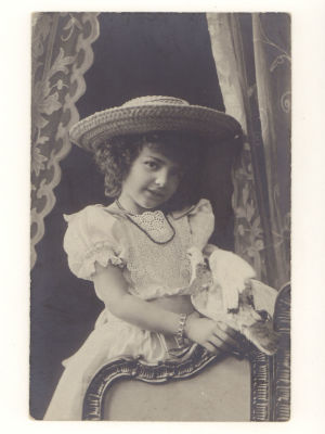 Девочка с голубем. Фотооткрытка. Начало ХХ в. 4734 Размеры 8,8х13,8 см. Имеются отметки 