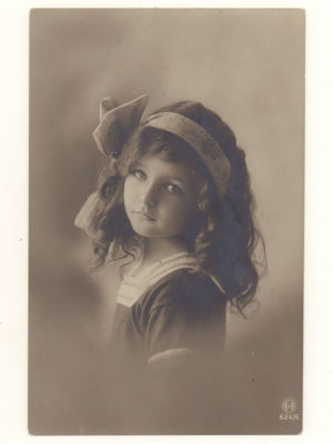 Девочка с бантом на голове. Фотооткрытка. Начало ХХ в. 4735 LL. 624/6. Размеры 8,6х13,4 см. 