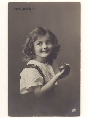 Девочка с яблоком. Фотооткрытка. Начало ХХ в. 4736 РН 7361. Размеры 8,5х13,5 см. Надписана. 