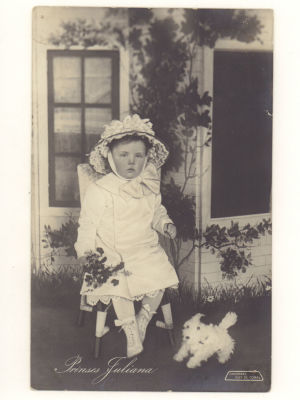 Девочка с игрушечной собачкой (принцесса Фулиана). Фотооткрытка. Голландия. Начало ХХ в. 4737 