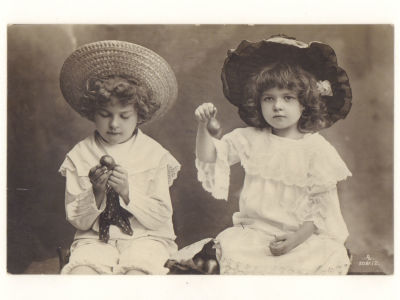 Два ребенка. Фотооткрытка. Начало ХХ в. 4738 AL. 2081/2. Размеры 9,0х13,8 см. Надписана. 