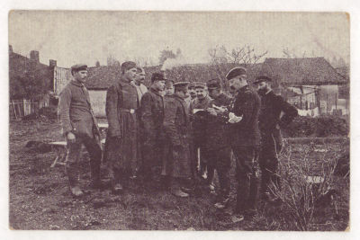 Русские беглецы из германского плена рассказывают о расположении немецких войск. Открытка 