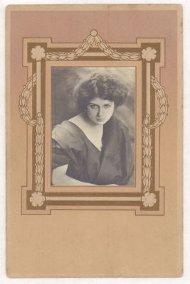 Женский портрет. Цветная тисненая открытка. Начало ХХ в. 2346 S 451. Размеры 9,0х13,9 см. 