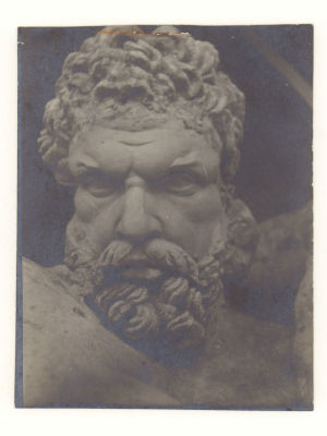 [Архив Н.Е. Лансере] Голова Геркулеса с группы перед портиком Горного института. После 