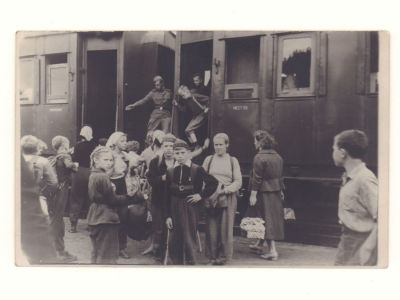 Сборы детей в туристический лагерь Фотография 1960 г. Размер 23.5х30 см. Хорошее состояние.