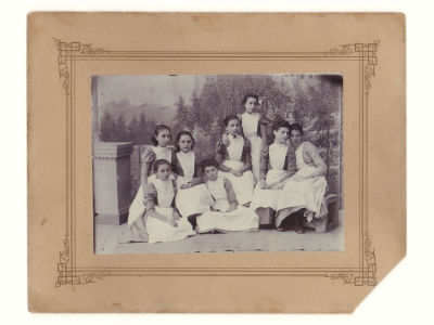 Гимназистки. Фотография К. Иванова Большой Токмак (Запорожье) Начало ХХ в. Размер по паспарту 