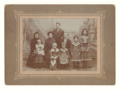 Семья с большим количеством детей. Фотография. Начало ХХ в. Размер по паспарту 16.5х23 см. 