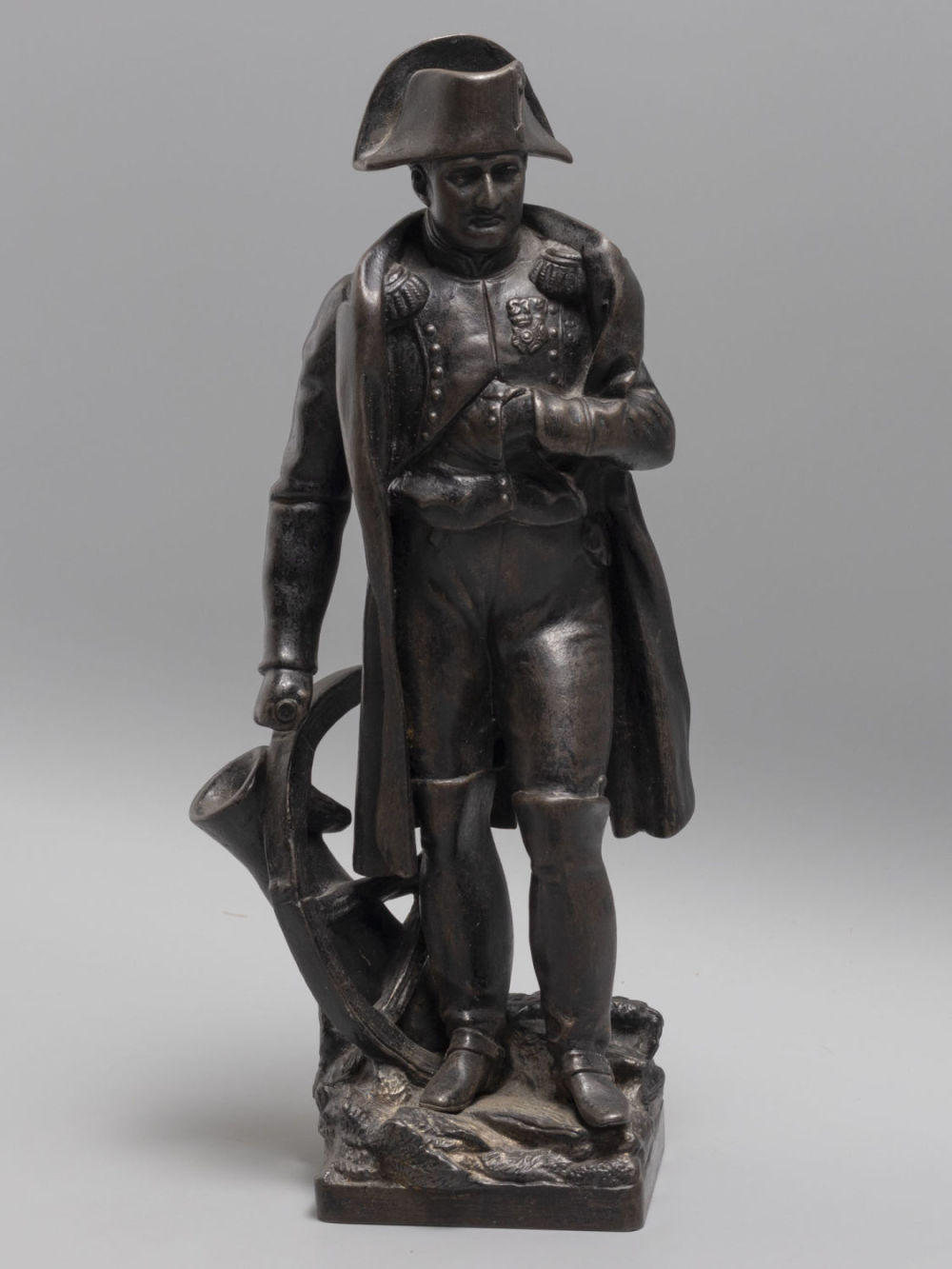 Касли. Авт. М.Дунаев. Наполеон. Статуэтка. Чугун, литье. 1915 г. Размер 31,5х8,5х8,5 см. Клейма 