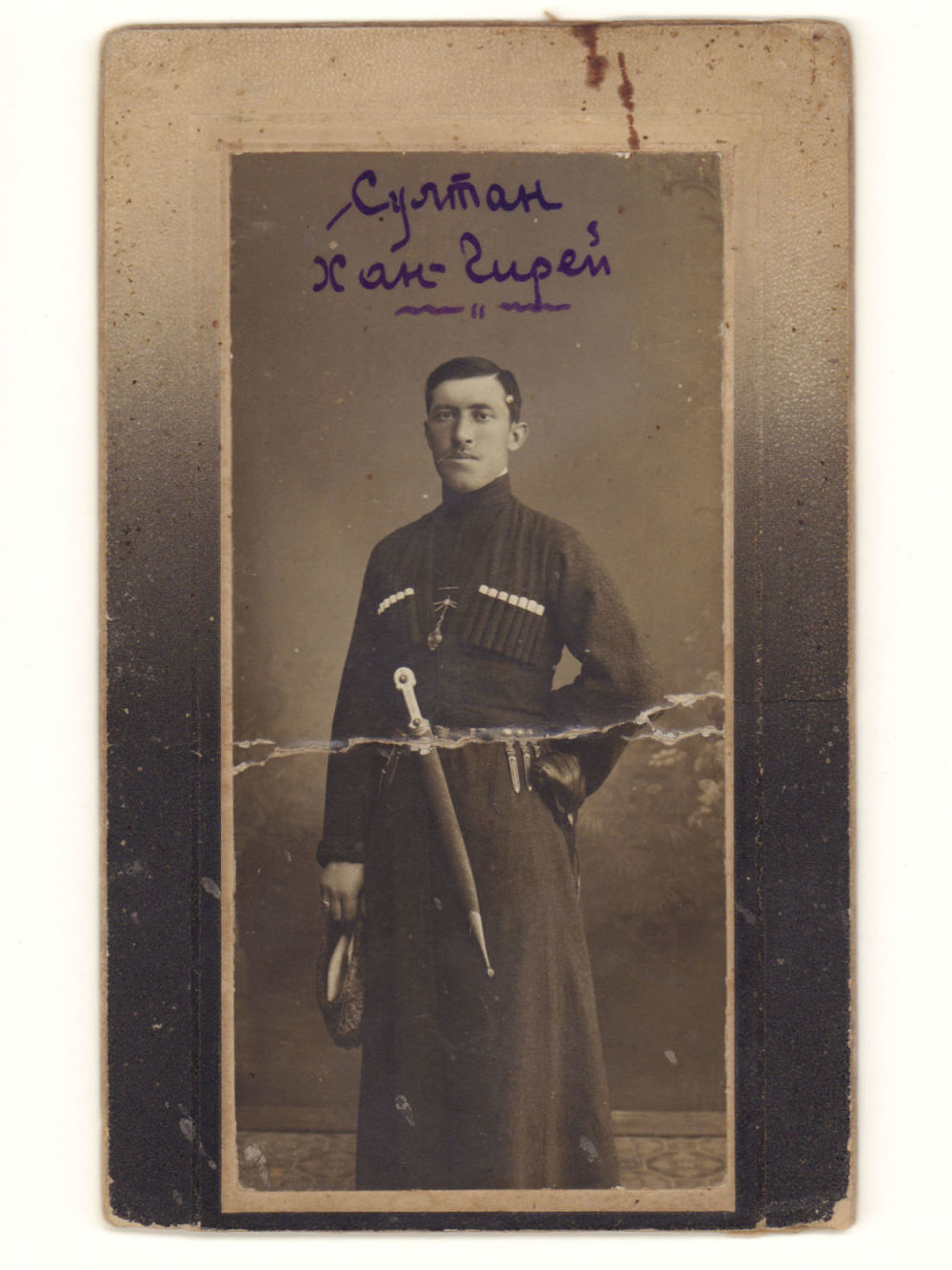 Султан Хан-Гирей. Кабинетная фотография. Начало ХХ в. Размер 16.5х10.5 см. Сломана. Потертости. 