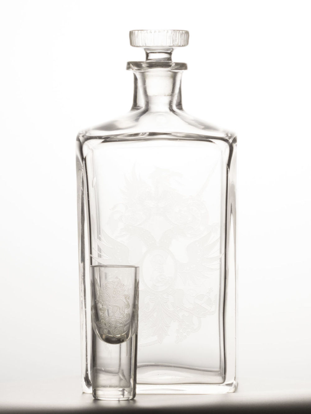 [По рисунку Шехтеля] Штоф к 300-летию Дома Романовых. Екатерина II. Штоф со стопкой. Стекло 