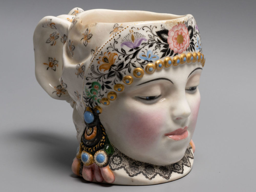 Авт. Н.Я. Данько. Кружка Молоко. Фарфор, надглазурная художественная роспись. ГФЗ-ЛФЗ. 1924 г. Р 