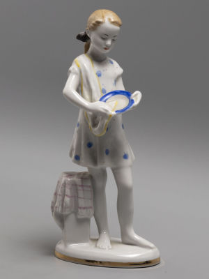Юная помощница. Статуэтка. Фарфор ЛФЗ 1960-е гг. Высота 19 см. Ломоносовский фарфор. Высота 19 