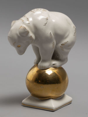 Медведь на шаре. Статуэтка. Фарфор Рига. 1950-1960-е г. Высота 11.5 см. Рижский фарфор. Клейма 