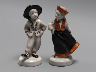 Статуэтки (2 шт.)Танцоры в национальной одежде. Фарфор Рига. 1950-1960-е г. Высота 11 см. Рижский 