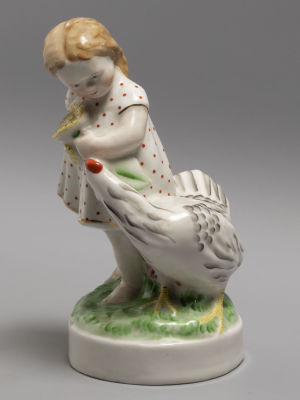 Девочка с курицей. Статуэтка. Фарфор Рига 1950-е гг. Рижский фарфор. Клеймо на донышке. Высота 