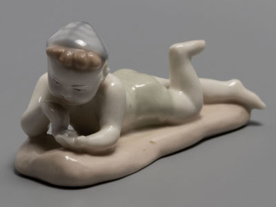 [Детская серия ЛФЗ] Мальчик на пляже. Фарфор. 1955-1957-е гг. Ломоносовский фарфор. Размер: 