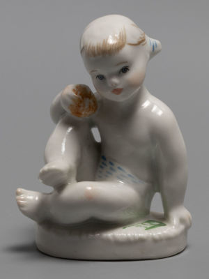 [Детская серия ЛФЗ] Девочка с мячиком. Фарфор. 1955-1957-е гг. Ломоносовский фарфор. Размер: 