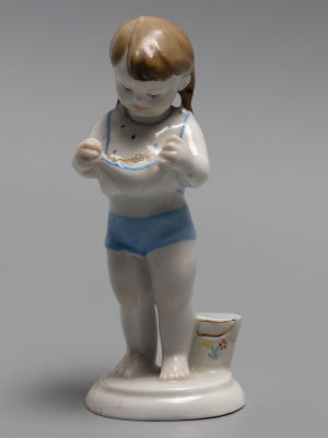 [Детская серия ЛФЗ] Девочка с рыбкой в подоле. Фарфор. 1950-е гг. Ломоносовский фарфор. Размер: 