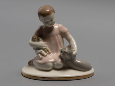 [Детская серия ЛФЗ] Игровая комната. Девочка с игрушками и котенком. Статуэтка. Фарфор. 