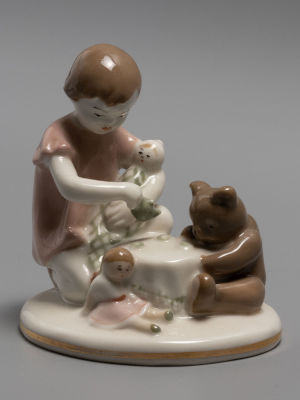 [Детская серия ЛФЗ] Игровая комната. Девочка за чаепитием с игрушками. Фарфор. 1955-1957-е гг. Л 