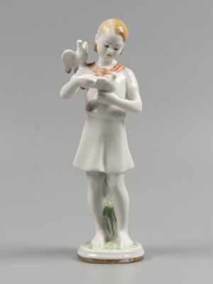 [Детская серия ЛФЗ] Пионерка с голубями. Фарфор. 1950-е гг. Ломоносовский фарфор. Размер: 